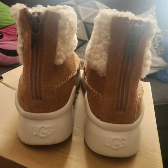 UGGS - Picture 3 of 4